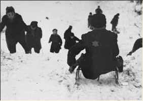 ילדים משחקים בגטו קובנה, ליטא, דצמבר 1943